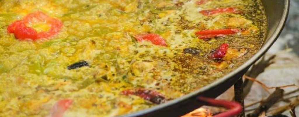 cocina-plato-tradicional-espanol-paella_103153-184